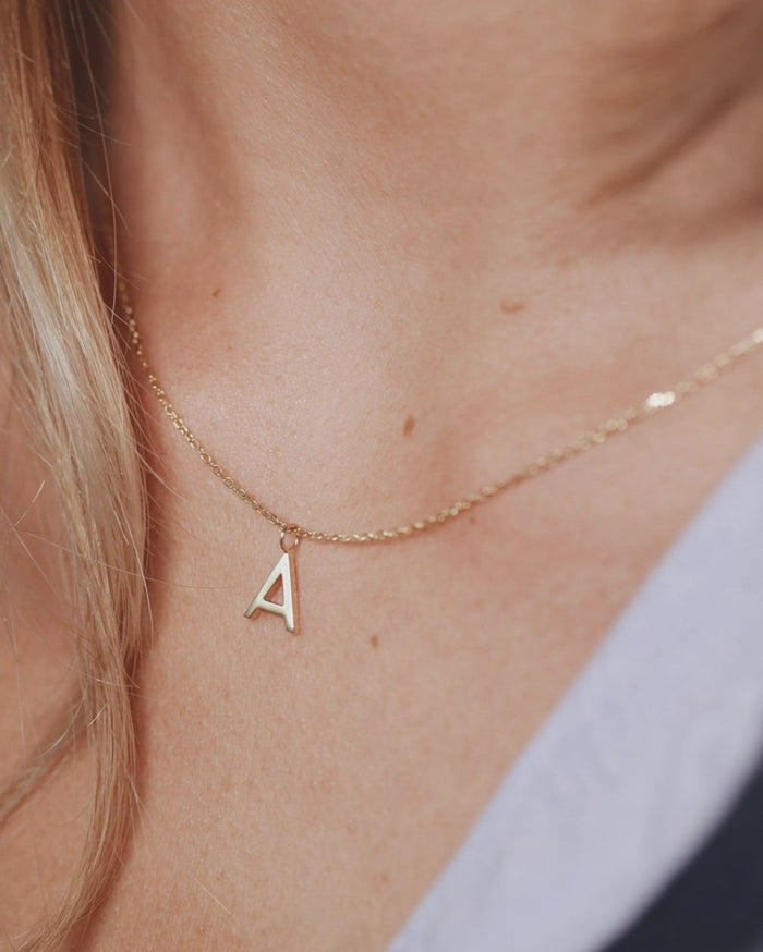 Manhattan Initial Pendant Necklace 14k video