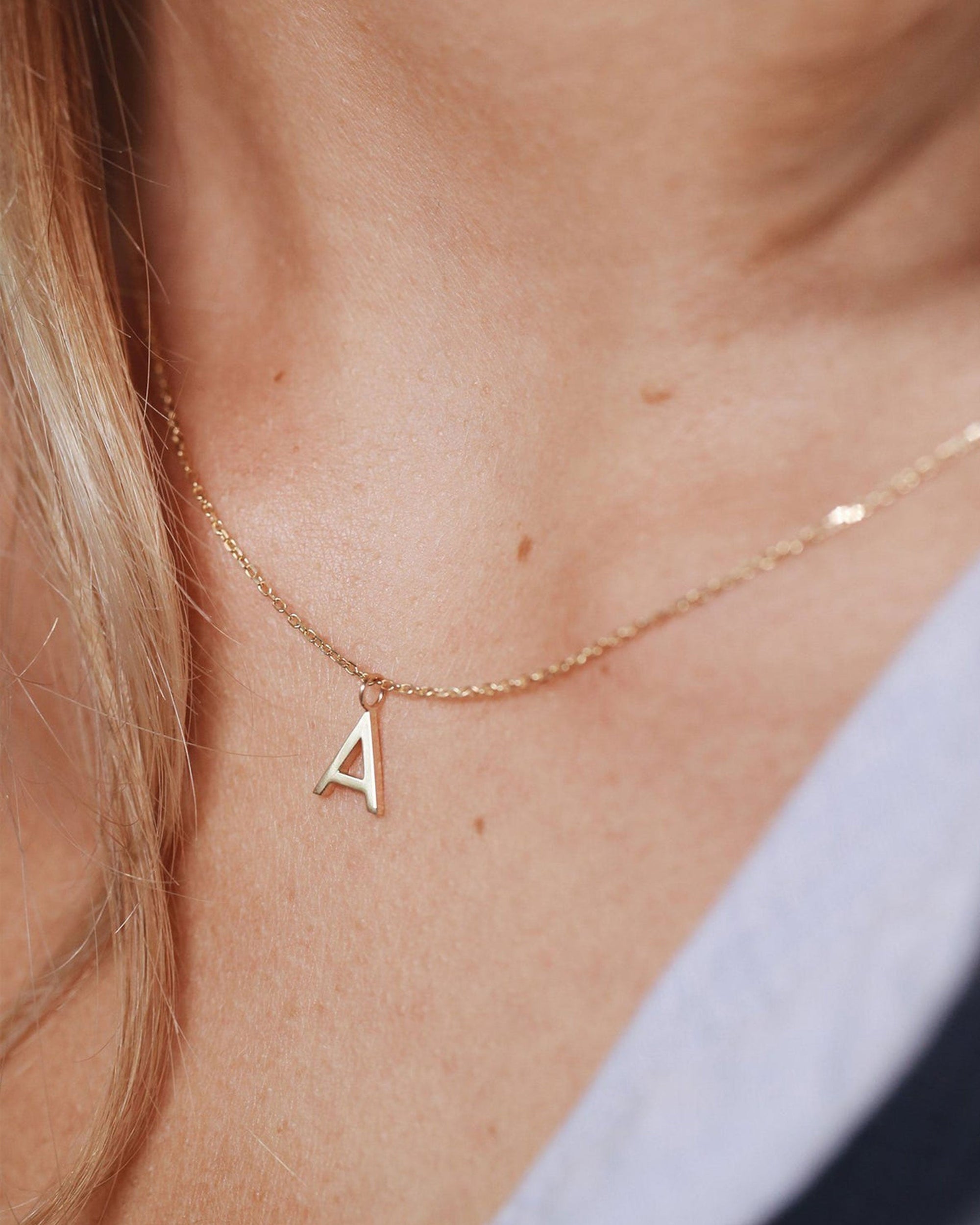 Manhattan Initial Pendant Necklace 14k (V)